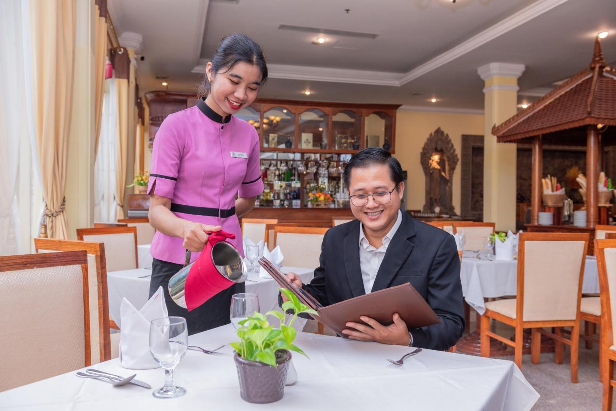 Hotel Somadevi Angkor Resort & Spa Sziemreap Kültér fotó
