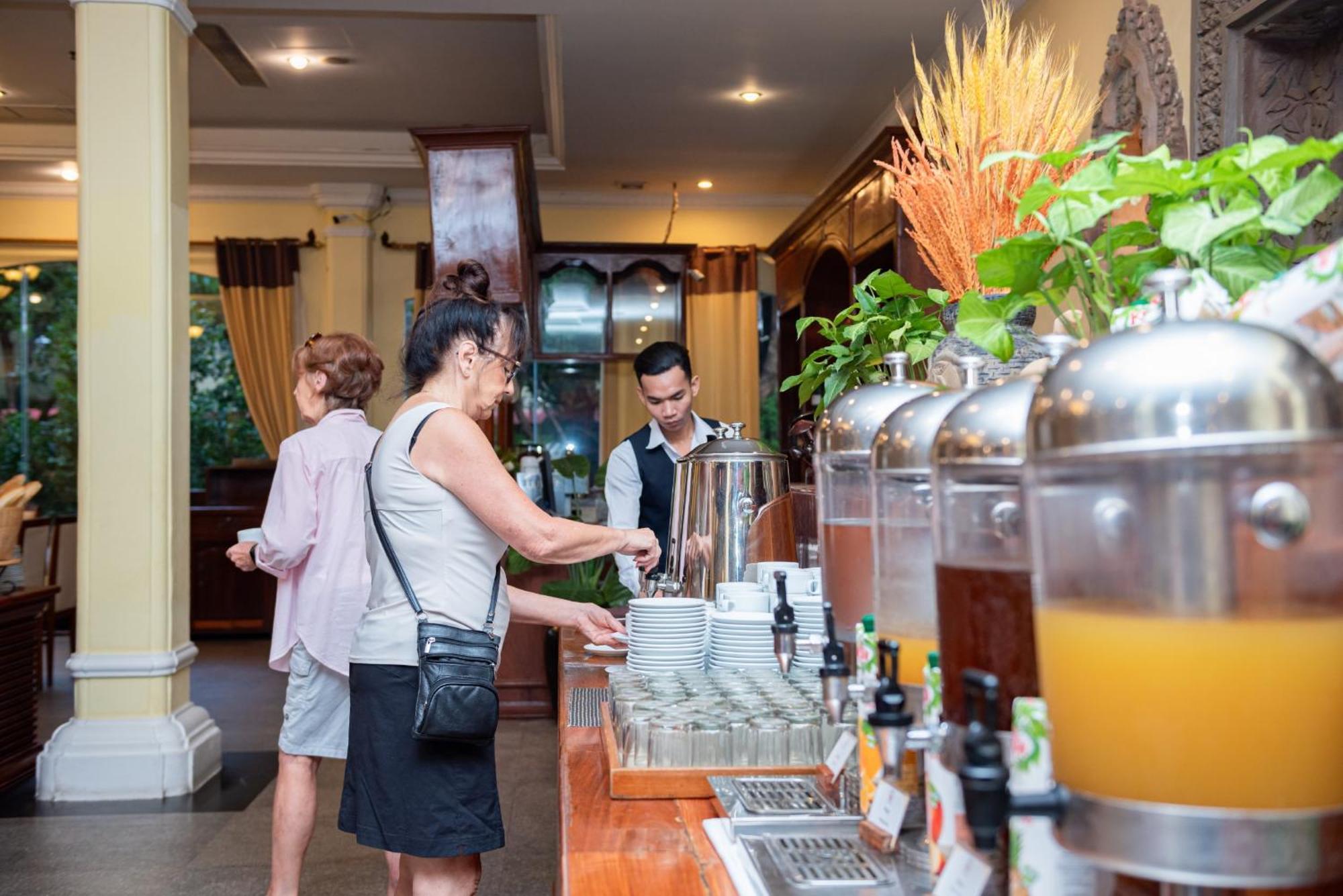 Hotel Somadevi Angkor Resort & Spa Sziemreap Kültér fotó
