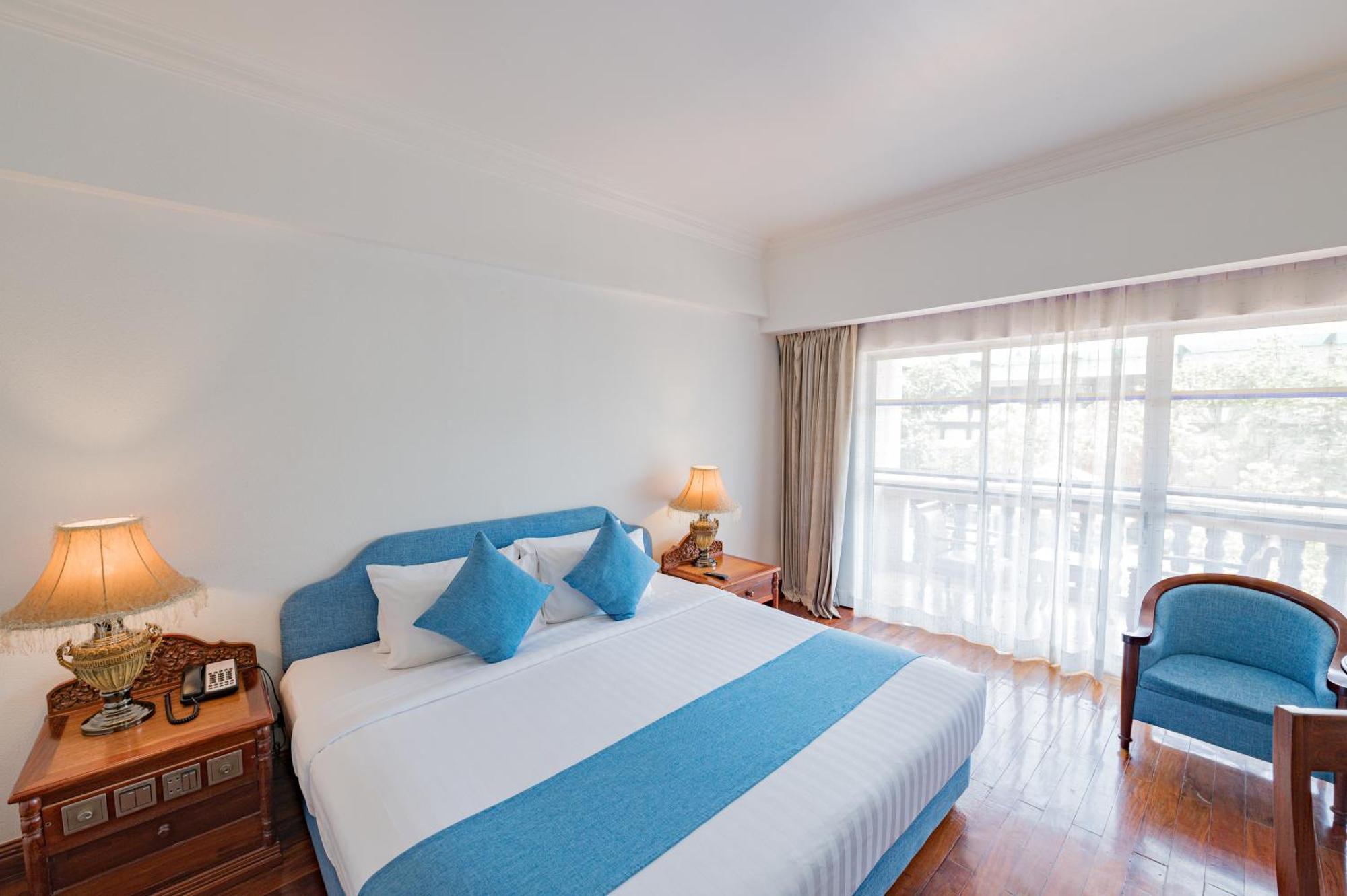 Hotel Somadevi Angkor Resort & Spa Sziemreap Kültér fotó
